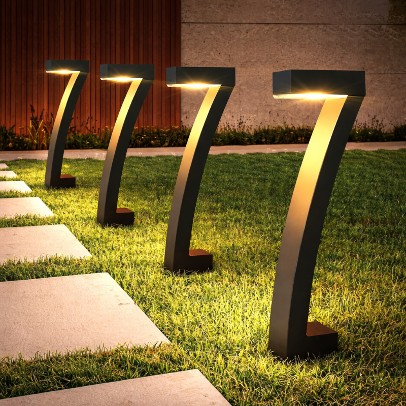 4 bornes solaires Solis LED installées sur le chemin de jardin pour éclairer une allée extérieure.