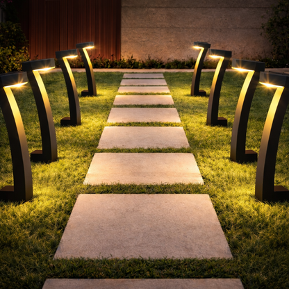 Pack de 8 bornes solaires Solis LED installées de chaque côté d’un chemin de jardin pour éclairer une allée extérieure.