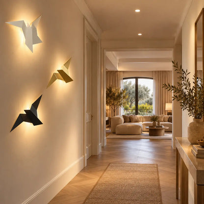 Appliques murales LED en forme d’oiseaux origami éclairant un couloir moderne