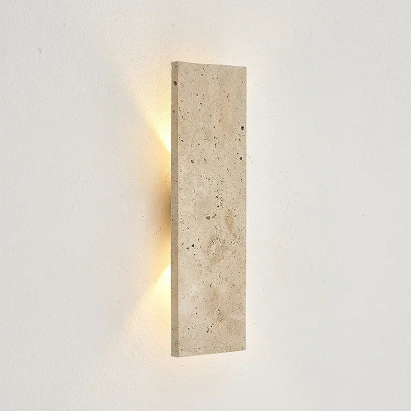 Applique murale Stela en pierre naturelle sur mur blanc – lumière indirecte haut et bas by Luppa