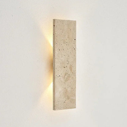 Applique murale Stela en pierre naturelle sur mur blanc – lumière indirecte haut et bas by Luppa