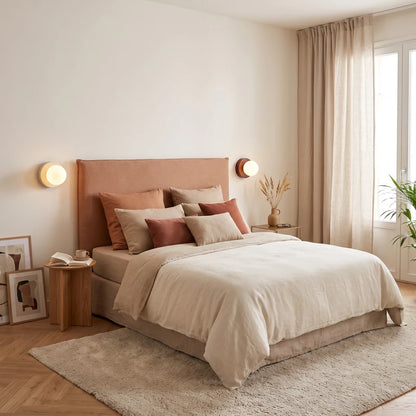Appliques murales Macaron installées de chaque côté du lit dans une chambre chaleureuse