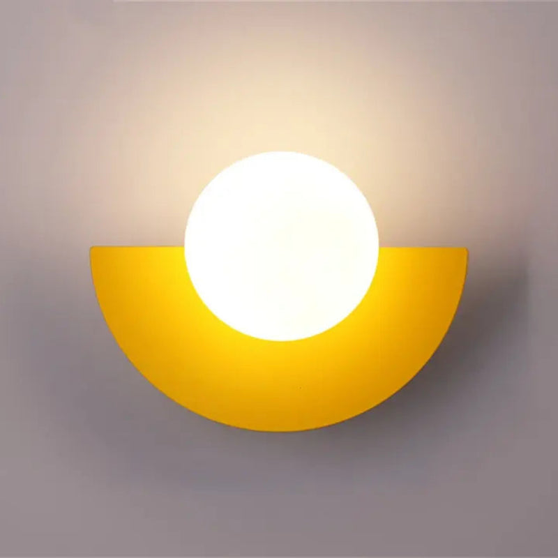 Applique murale Bauhaus jaune avec globe lumineux rond pour décoration rétro colorée