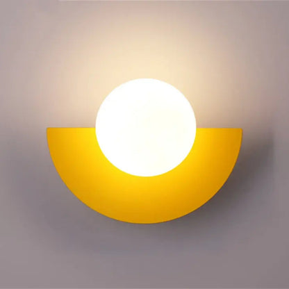 Applique murale Bauhaus jaune avec globe lumineux rond pour décoration rétro colorée