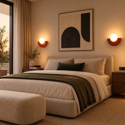 Appliques murales Bauhaus rétro installées de chaque côté d’un lit dans une chambre
