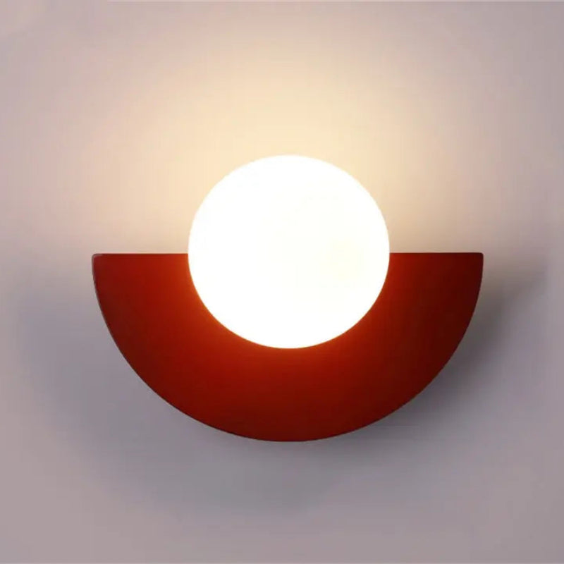 Applique murale Bauhaus rouge avec globe blanc lumineux au style rétro géométrique