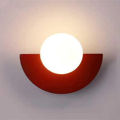 Applique murale Bauhaus rouge avec globe blanc lumineux au style rétro géométrique