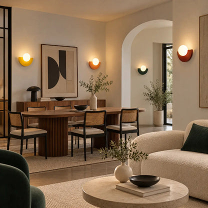 Appliques murales Bauhaus colorées dans un salon au style rétro contemporain