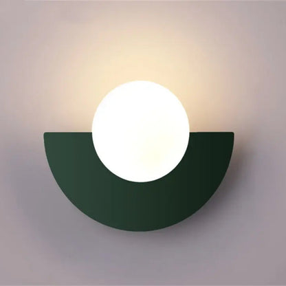 Applique murale Bauhaus vert foncé avec globe blanc lumineux et base en demi-lune