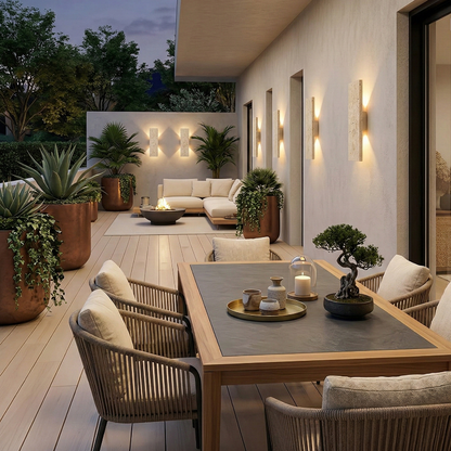 Appliques murales Stela en pierre naturelle sur terrasse contemporaine avec lumière chaude
