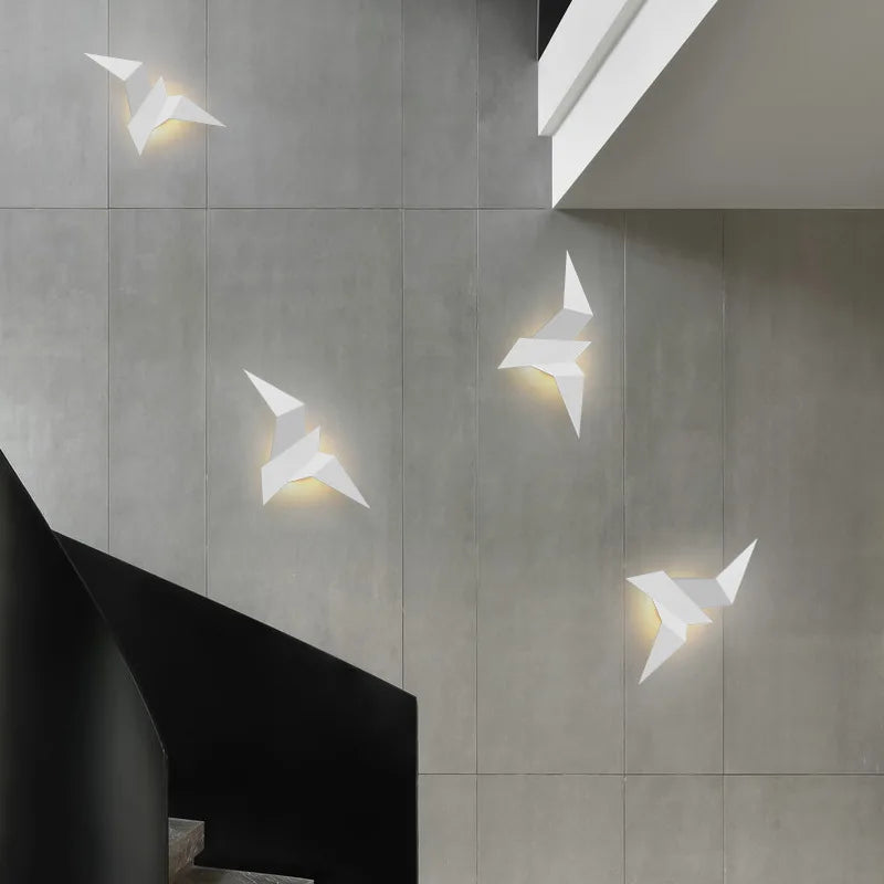 Appliques oiseaux LED blanches avec halo lumineux sur mur moderne