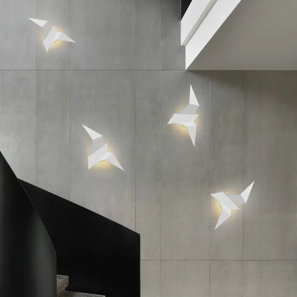 Appliques oiseaux LED blanches avec halo lumineux sur mur moderne