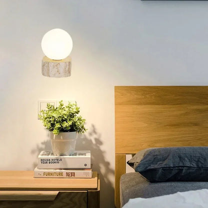 Cambre avec le mini applique murale Globe en pierre naturelle et verre by Luppa