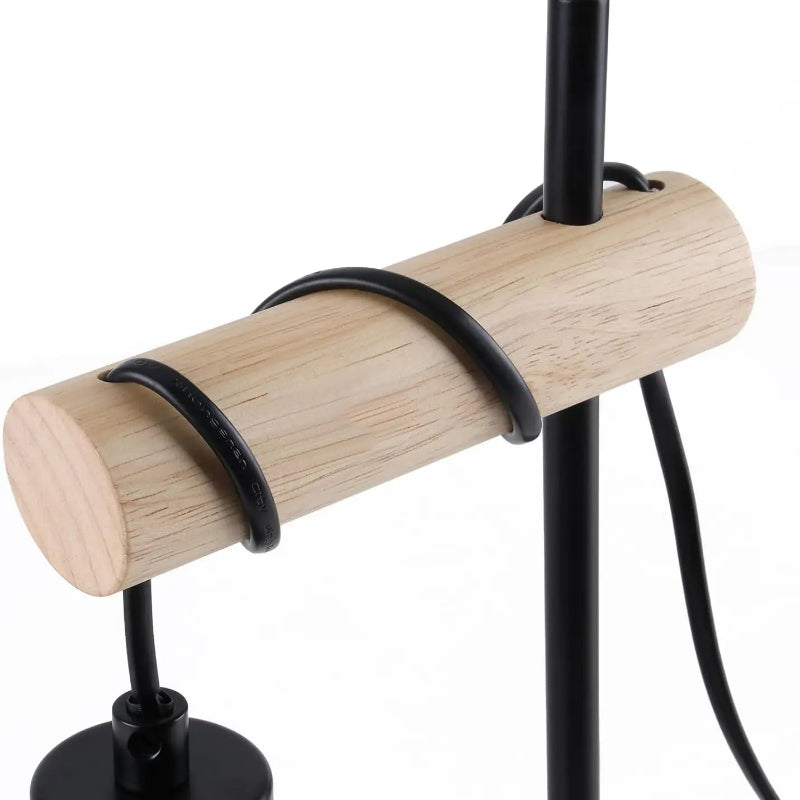 Détail de l'assemblage entre la tige en métal noir et la potence cylindrique en bois naturel