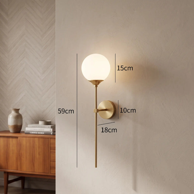 Schéma technique et dimensions de l'applique murale dorée avec globe en verre blanc dépoli