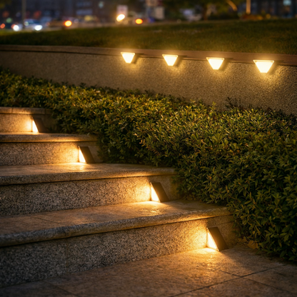 Balises solaires Lumina-Deck éclairant un escalier de jardin la nuit.