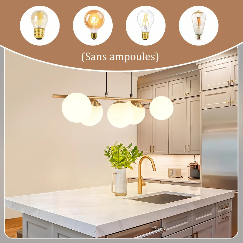 Suspension dorée à cinq globes au-dessus d'un îlot central avec indications des formats d'ampoules compatibles