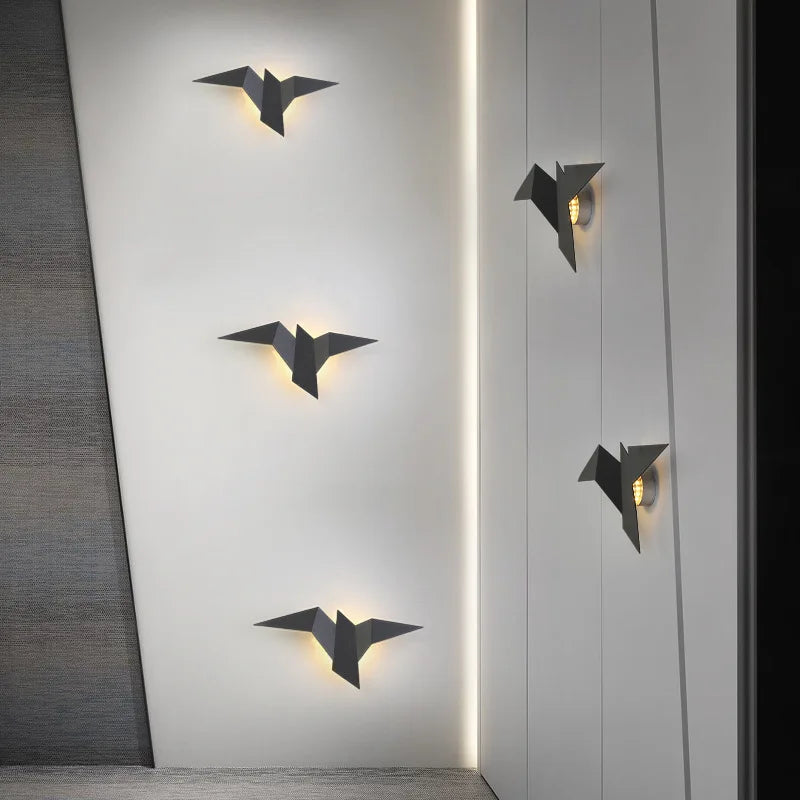 Appliques murales oiseaux LED noir et blanc sur mur contemporain