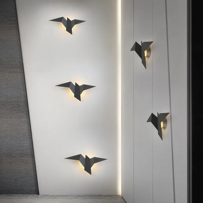 Appliques murales oiseaux LED noir et blanc sur mur contemporain