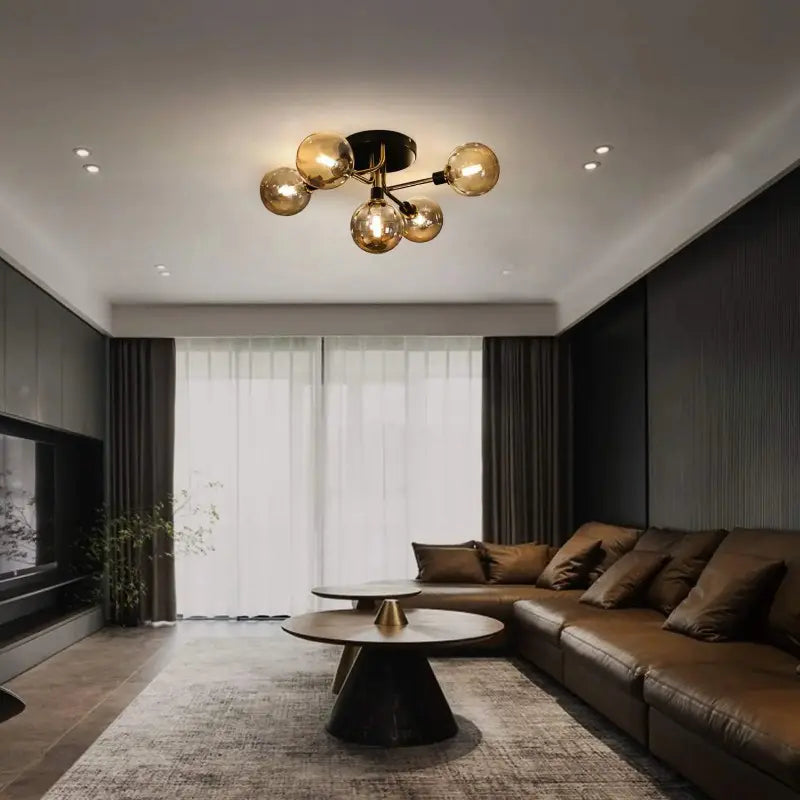 Plafonnier contemporain allumé dans un salon élégant avec canapé d'angle marron et table basse