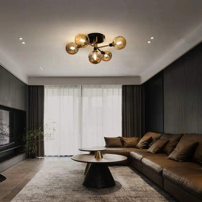 Plafonnier contemporain allumé dans un salon élégant avec canapé d'angle marron et table basse
