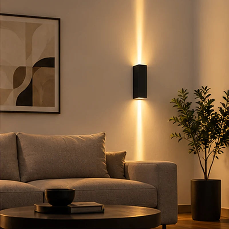 Applique murale LED noire éclairant un salon contemporain