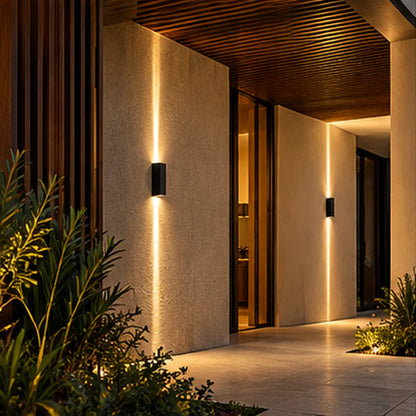 Appliques LED noires sur une terrasse moderne éclairée