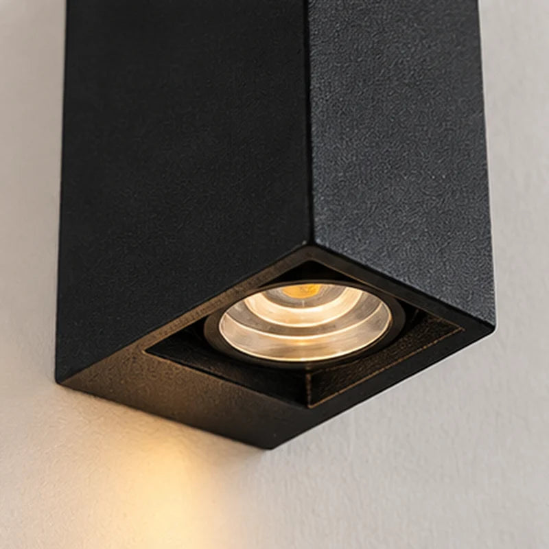 Détail du boîtier noir mat et de la lentille d'une applique LED
