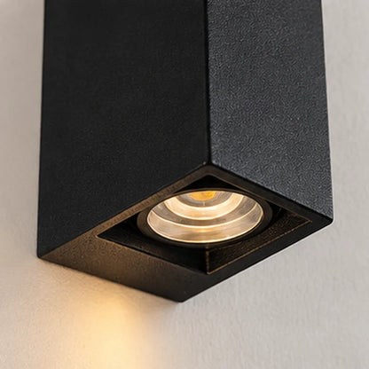 Détail du boîtier noir mat et de la lentille d'une applique LED