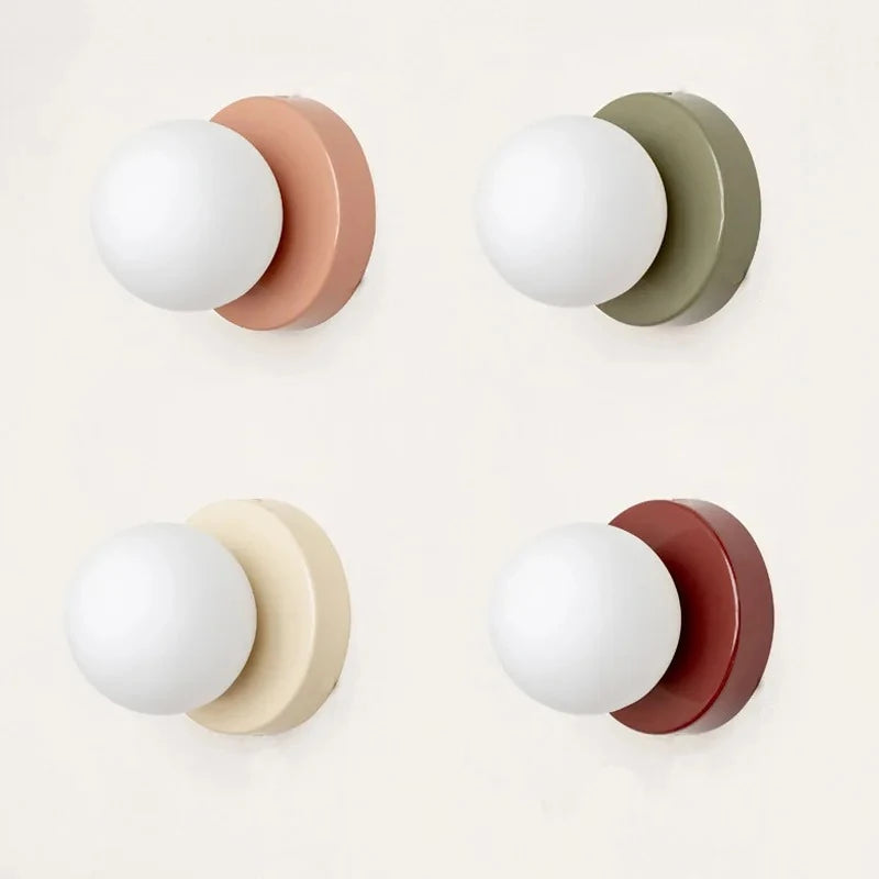 Appliques murales Macaron en plusieurs coloris, globes opalins