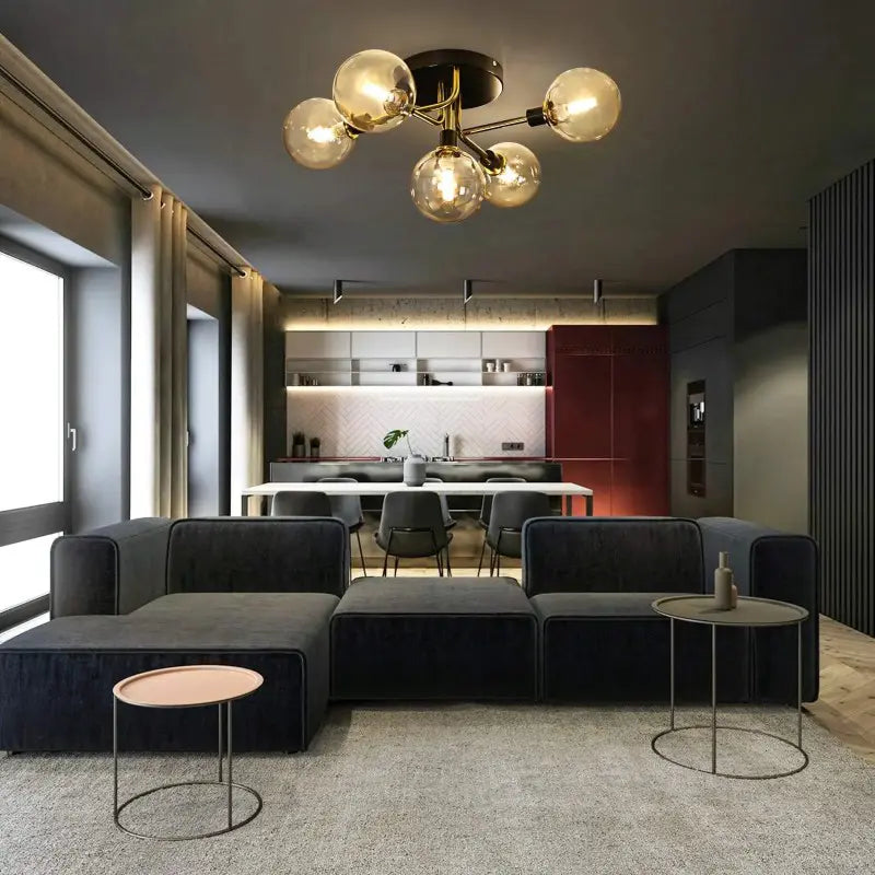 Lustre plafonnier design à plusieurs ampoules sphériques illuminant un grand salon ouvert avec canapé d'angle