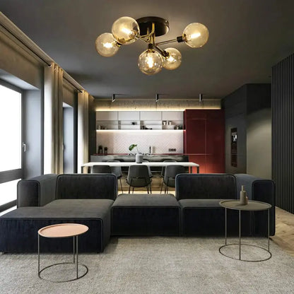 Lustre plafonnier design à plusieurs ampoules sphériques illuminant un grand salon ouvert avec canapé d'angle