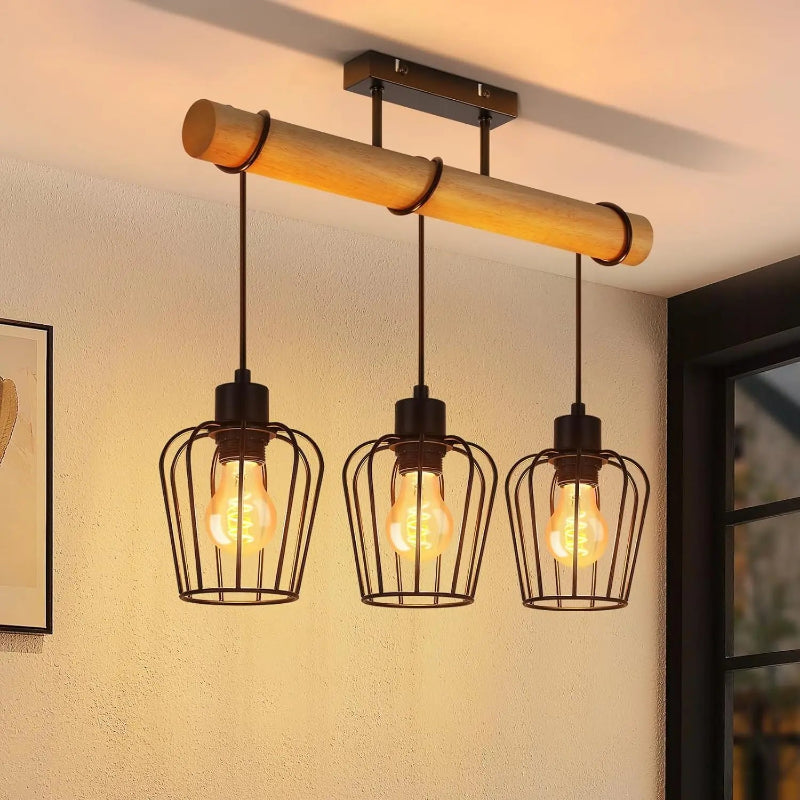 Plafonnier suspendu industriel à trois lampes cage en métal noir et barre de bois clair allumé dans un salon contemporain