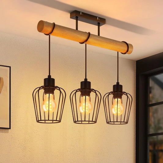 Plafonnier suspendu industriel à trois lampes cage en métal noir et barre de bois clair allumé dans un salon contemporain