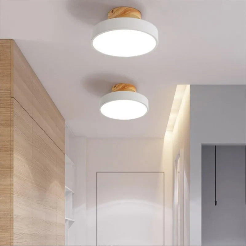 Plafonniers LED ronds blancs avec finition bois naturel dans un couloir lumineux