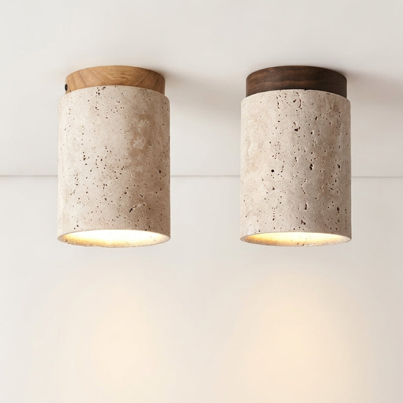 Deux spots de plafond cylindriques en travertin beige avec socle en bois clair et en bois de noyer foncé