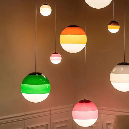 Suspensions multicolores dans une pièce