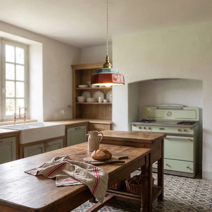 Suspension en céramique vintage installée au-dessus d'une table dans une cuisine rétro