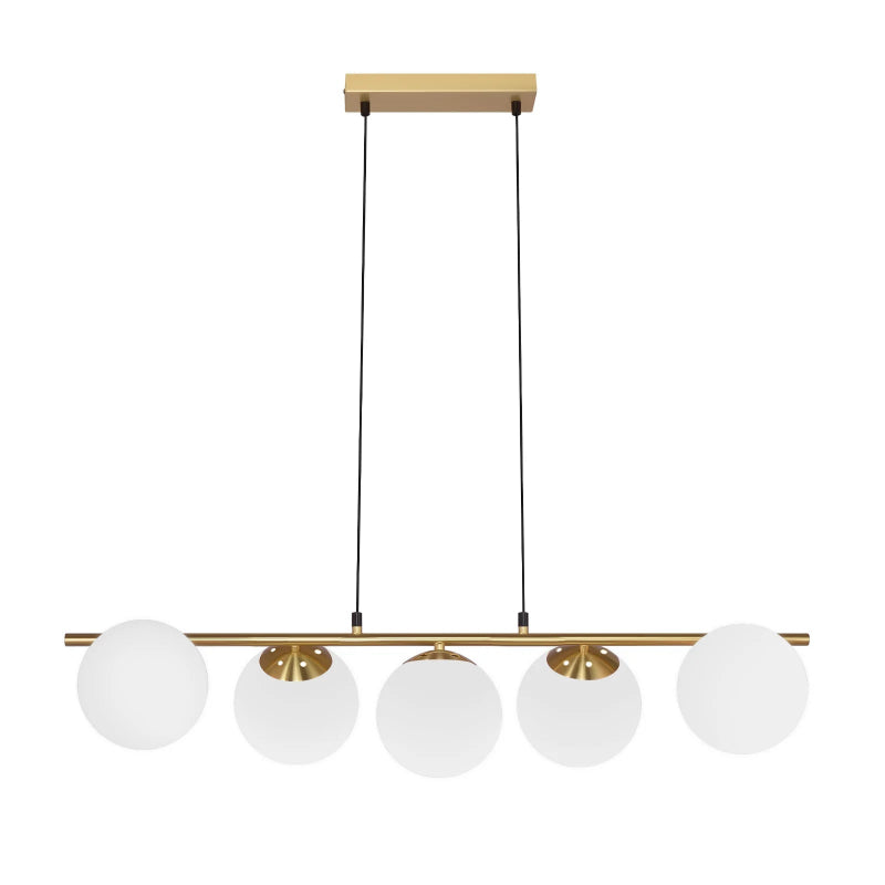 Luminaire suspendu avec barre en métal doré et cinq sphères en verre blanc sur fond blanc