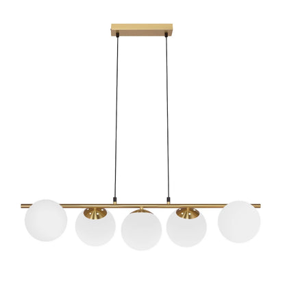 Luminaire suspendu avec barre en métal doré et cinq sphères en verre blanc sur fond blanc